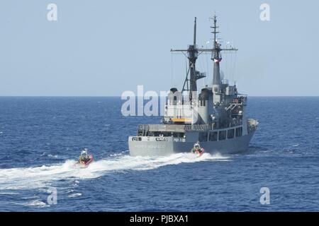 Oceano Pacifico (16 luglio 2018) un Coast Guard Tactical Team di consegna (TDT) eseguire un gancio e operazione di salire a bordo del Philippine Navy frigate BRP Andrés Bonifacio (FF 17) Luglio 16, durante una operazione di formazione da parte di RIM del Pacifico (RIMPAC) esercizio. TDT i membri fanno parte della costa della guardia di sicurezza marittima Team-West risposta e regolarmente in treno fino a bordo conformi e non di navi. Venticinque nazioni, 46 navi, cinque sommergibili, circa 200 aerei e 25.000 personale partecipano RIMPAC dal 27 giugno al 2 agosto in e intorno all'isola hawaiana e Californi meridionale Foto Stock