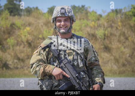 Stati Uniti Esercito nazionale Guard PFC. Patrick Jenson, un M249 gunner da Bravo Company, 1° Battaglione, 114Fanteria (Air Assault), si distingue per un ritratto prima di un assalto dell'aria missione di addestramento su base comuneGuire-Dix Mc-Lakehurst, N.J., 16 luglio 2018. Jenson è da Fiume a forcella, N.J. Foto Stock