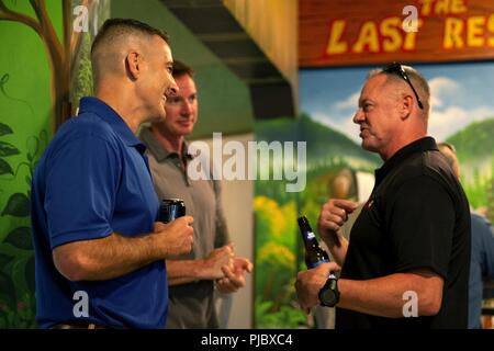 Stati Uniti Marine Sgt. Il Mag. Bryan Zickefoose, destra, senior leader arruolato di U.S. Comando sud, parla con Lt. Col. Erich Bergiel, sinistra, delegato di scopo speciale Air-Ground Marine Task Force - Comando Sud, durante la cena in ultima istanza su Soto Cano Air Base, Honduras, 16 luglio 2018. Zickefoose ha avuto il tempo per discutere di affari e condividere storie personali in un ambiente rilassante tra i rappresentanti di ogni ramo a bordo di Soto Cano Air Base. I marines e i marinai di SPMAGTF-SC sono in conduzione la cooperazione in materia di sicurezza la formazione e i progetti di ingegneria a fianco di partner nazione m Foto Stock