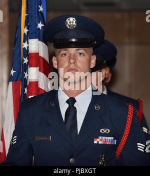 Stati Uniti Air Force Senior Airman Tedford grigio, 325Fighter Wing guardia d'onore gli stati, sorge a parade resto in gli orizzonti della Comunità al Centro Tyndall Air Force Base, Florida, 17 luglio 2018. Tedford era uno dei quattro onore guardie di partecipare al 325Ingegnere Civile Squadron modifica del comando cerimonia. Foto Stock