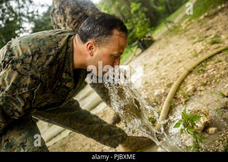 Stati Uniti Il personale marino Sgt. Matt McSorely, l'elemento logistico capo operazioni con scopo speciale Air-Ground Marine Task Force - Comando Sud, campioni acqua purificata utilizzando il leggero sistema di purificazione di acqua in Flores, Guatemala, Luglio 9, 2018. I marines e i marinai di SPMAGTF-SC sono in conduzione la cooperazione in materia di sicurezza la formazione e i progetti di ingegneria a fianco di partner nazione le forze militari in America Centrale e America del Sud. L'unità è anche in standby per fornire assistenza umanitaria e di soccorso in caso di catastrofe in caso di un uragano o altra situazione di emergenza nella regione. Foto Stock