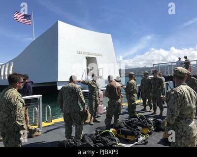 Stati Uniti Navy Seabees assegnato alla costruzione subacquea Team 2 e strutture navali Engineering Ingegneria di comando e Expeditionary Warfare condotta del centro immersioni di ispezione sulla USS Arizona Memorial, situato nel porto di perla, Hawaii, a sostegno dei parchi nazionali di manutenzione durante il cerchio del Pacifico (RIMPAC) Esercizio 2018. Venticinque nazioni, 46 navi, cinque sommergibili, circa 200 aerei, e 25.000 personale partecipano RIMPAC dal 27 giugno al 2 agosto in e intorno alle Isole Hawaii e la California del Sud. Il più grande del mondo marittimo internazionale esercitazione RIMPAC fornisce un u Foto Stock