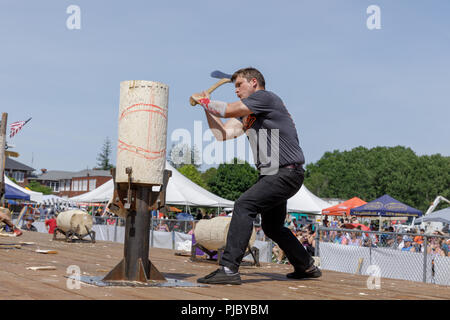 Gli uomini di competere nel concorso lumberjack, Cherry Valley giochi all'aperto, Otsego County, nello Stato di New York. Foto Stock