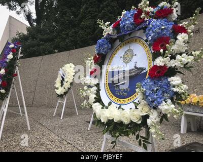 GRAND Rapids, Michigan. (14 luglio 2018) una ghirlanda cuscinetto USS Gerald Ford (CVN 78) Cresta è posto a Gerald e Betty Ford tomba in onore dell' ex presidente il compleanno. Ford marinai sono stati in Grand Rapids onorare la loro nave omonimo del Presidente Gerald Ford, per quello che sarebbe stato il suo 105° compleanno. Foto Stock