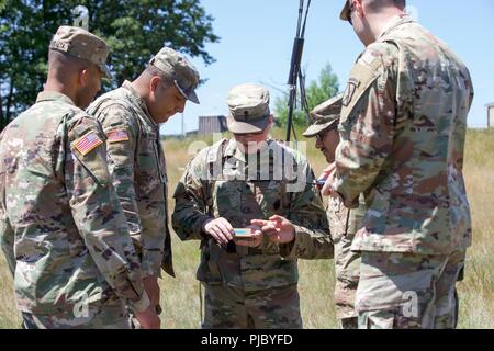 Stati Uniti Army Spc. Matthew Campbell (centro), decimo brigata battaglione di supporto, 1° Brigata Team di combattimento, decimo Montagna divisione (LI), utilizza il THOR III per individuare e distruggere la radio-controllato ordigni esplosivi artigianali, o RC-IED, durante 1BCT Società dell equipaggio Corso specialistico, luglio 11, 2018. In corrispondenza della stazione Home Centro di formazione, 1BCT Electronic Warfare specialisti insegnare una settimana di classe denominata la società equipaggio Corso specialistico, in cui si sottolinea che le lezioni apprese qui verrà tradotto direttamente al giunto Readiness Training Center a Fort Polk, La., la formazione sul campo le operazioni e downrange mis Foto Stock