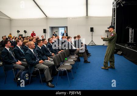 Il cap. Andrea "Dojo" Olson, F-35 Volo patrimonio Team pilota comandante e parla di un gruppo di cadetti aria Luglio 13, 2018 durante l annuale Royal International Air Tattoo at Royal Air Force Fairford, Inghilterra. RIAT rappresenta una opportunità unica per gli Stati Uniti insieme ad altri militari alleati e partner, per mostrare la loro leadership in tecnologie aerospaziali sostenendo varie gare svolge in tutta l'Europa. Foto Stock