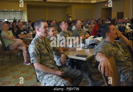 Avieri dalla 81st gruppo Formazione frequentare la Tim Meadows commedia spettacolo al Bay Breeze Event Center a Keesler Air Force Base, Mississippi, luglio 14, 2018. Prati è un alumni della tarda serata spettacolo comico, Saturday Night Live. Foto Stock