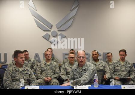 Stati Uniti Air Force Il Mag. Gen. Mark Weatherington, aria di istruzione e di formazione il comando vice comandante, parla durante un 81st gruppo Formazione mission briefing al Levitow Supporto Training Facility durante una visita in loco su Keesler Air Force Base, Mississippi, luglio 11, 2018. Weatherington ha ricevuto anche un 81st ala formazione briefing sulla missione seguita da un tour del parabrezza della base di acquisire maggiore familiarità con Keesler la missione. Foto Stock