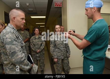 Stati Uniti Air Force Il Mag. F. David Russo, 81st operazioni mediche Squadron cardiologo, mutandine Lt. Gen. Steven Kwast, aria di istruzione e di formazione il comandante del Comando e Chief Master Sgt. Julie Gudgel, comando AETC chief, sulle procedure di impianto a Keesler Medical Center durante un tour di immersione a Keesler Air Force Base, Mississippi, 16 luglio 2018. Kwast ha ricevuto anche un 81st Training briefing di gruppo e un tour del Levitow Supporto Training Facility di acquisire maggiore familiarità con Keesler la missione. Foto Stock