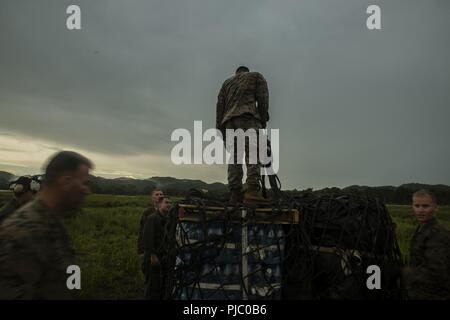 Stati Uniti Marines con scopi speciali Air-Ground Marine Task Force - Comando Sud preparare un carico di materiali di consumo e delle attrezzature durante un ascensore esterno esercizio in Flores, Guatemala, luglio 18, 2018. I marines e i marinai di SPMAGTF-SC sono in conduzione la cooperazione in materia di sicurezza la formazione e i progetti di ingegneria a fianco di partner nazione le forze militari in America Centrale e America del Sud. L'unità è anche in standby per fornire assistenza umanitaria e di soccorso in caso di catastrofe in caso di un uragano o altra situazione di emergenza nella regione. Foto Stock