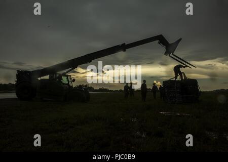 Stati Uniti Marines con scopi speciali Air-Ground Marine Task Force - Comando Sud preparare un carico di materiali di consumo e delle attrezzature durante un ascensore esterno esercizio utilizzando un braccio esteso il carrello elevatore in Flores, Guatemala, luglio 18, 2018. I marines e i marinai di SPMAGTF-SC sono in conduzione la cooperazione in materia di sicurezza la formazione e i progetti di ingegneria a fianco di partner nazione le forze militari in America Centrale e America del Sud. L'unità è anche in standby per fornire assistenza umanitaria e di soccorso in caso di catastrofe in caso di un uragano o altra situazione di emergenza nella regione. Foto Stock