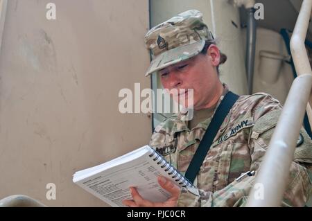 Stati Uniti La riserva di esercito soldato, Sgt. 1. Classe Jessica Miller, una purificazione acqua supervisore con la 326Quartermaster Company, basato a Newcastle, Pennsylvania ricerche l'argomento per il suo prossimo hip pocket formazione per il suo team durante il Quartermaster Logistica liquido di esercizio 2018 a Fort Bragg, North Carolina, 14-28 luglio, 2018. QLLEX è un esercizio che garantisce l'America dell'esercito di unità di riserva e soldati sono addestrati e pronti per stabilire la depurazione delle acque, lo stoccaggio, la distribuzione e le operazioni del carburante al fine di fornire la vita sostenere acqua e carburante. Foto Stock