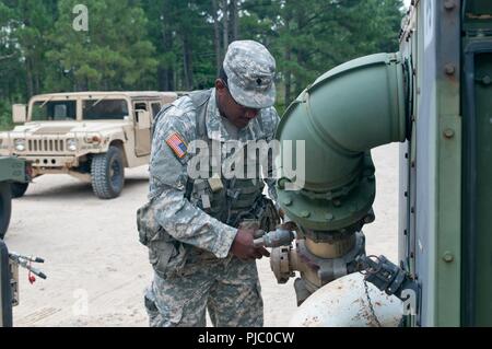 Stati Uniti La riserva di esercito soldato, SPC. Thomas Watkins, awater specialista del trattamento con la 431st Trattamento Acqua di distacco in base Winterville, North Carolina conduce controlli preliminari sul 609-C gruppo della pompa dell'acqua durante il Quartermaster Logistica liquido di esercizio 2018 a Fort Bragg, North Carolina, 14-28 luglio, 2018. QLLEX è un esercizio che garantisce l'America dell'esercito di unità di riserva e soldati sono addestrati e pronti per stabilire la depurazione delle acque, lo stoccaggio, la distribuzione e le operazioni del carburante al fine di fornire la vita sostenere acqua e carburante. Foto Stock