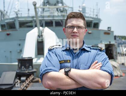 BASE COMUNE DI PEARL HARBOR-HICKAM, Hawaii (Luglio 13, 2018) - Royal Canadian Navy marinaio leader Matteo Principe, da Londra, Ontario, Canada, comporta per un ritratto come parte di un cerchione del Pacifico (RIMPAC) Campagna di esercizio destinata ad evidenziare la diversità di nazioni partecipanti chiamati facce di RIMPAC. Venticinque nazioni, 46 navi, cinque sommergibili, circa 200 aerei e 25.000 personale partecipano RIMPAC dal 27 giugno al 2 agosto in e intorno alle Isole Hawaii e la California del Sud. Il più grande del mondo marittimo internazionale esercitazione RIMPAC offre una singolare opportunità di formazione Foto Stock