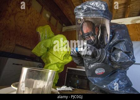 Stati Uniti Sondaggio dell esercito i membri del team personale Sgt. Nicky Lam, XXI armi di distruzione di massa supporto Destruction-Civil Team (XXI WMD-CST), New Jersey Guardia nazionale, fotografie la simulazione di una scena del crimine durante un coordinamento interministeriale esercitare all'Homeland Defence Technology Center, Picatinny Arsenal, N.J., 18 luglio 2018. Il ventunesimo WMD-CST addestrato con il New Jersey esercito nazionale della guardia prima del centocinquantesimo elicottero d'assalto Battaglione; il New Jersey Department of Corrections C.O.B.R.A. (Chimica, inesplosi, biologica, radiologica, aiuti), unità di Picatinny Arsenal Vigili del Fuoco, New Jersey Servizio di emergenza Tas Foto Stock