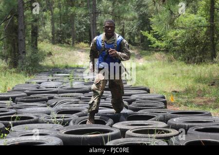 Sgt. Tiphine Tobo, DA PARTE DEGLI STATI UNITI Centro dell'esercito iniziale di addestramento militare, compete nella corsa ad ostacoli in caso di TRADOC guerriero migliore concorrenza, Fort Gordon, Georgia, luglio 19, 2018. Il miglior guerriero concorso premia TRADOC sottufficiali e soldati che dimostrare impegno all'esercito valori, incarnano il guerriero di Ethos e rappresentano la forza del futuro eseguendo delle prove con fisica valutazioni, esami scritti, Urban Warfare le simulazioni e le altre attività del guerriero e punte di battaglia. Foto Stock