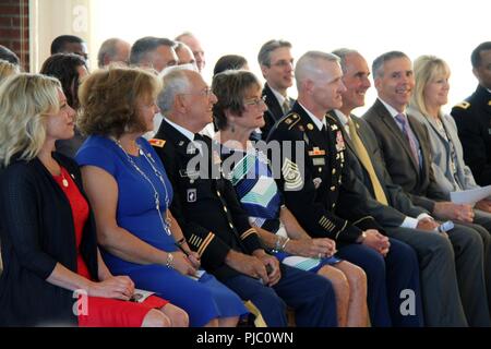 Il Mag. Gen. Milhorn la famiglia e Washington D.C. in base funzionari (prima fila) cui hanno partecipato gli Stati Uniti Esercito di ingegneri North Atlantic Division di cambiamento di comando cerimonia al Fort Hamilton comunità Club di Brooklyn, a New York il 19 luglio 2018, tra cui Debbie Milhorn (estrema sinistra), Connie Semonite (secondo da sinistra), Lt. Col. (Ret.), Charles Milhorn (terza da sinistra), il comando Sgt. Il Mag. Bradley Houston (quinto da sinistra) e Vice Assistente Segretario dell'esercito per le opere civili David Leach (sesto da sinistra). Foto Stock