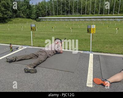 Alaska guardia armata Il Mag. Mike Moore, un capo infermiere case manager con il medico di distacco, gli zeri nel suo Anschütz .22 calibro fucile biathlon mentre frequentano un novizio del biathlon Summer Camp al Camp Ethan Allen Sito di formazione di Gerico, Vt., 10 luglio 2018. Ventisei biatleti di tutta la protezione sono stati selezionati per imparare i concetti di base della precisione di tiro, sci e procedura di gamma in preparazione per la prossima stagione. Foto Stock