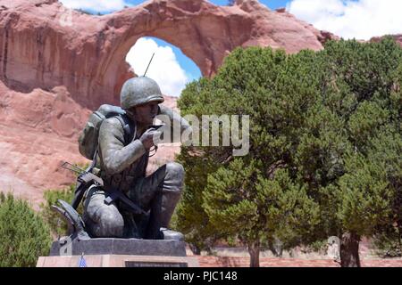 Più di 40 U.S. Avieri dalla Carolina del Sud Air National Guard's 169Ingegnere Civile squadrone hanno trascorso la loro formazione annuale la costruzione di case per i nativi americani in veterani Gallup, Nuovo Messico, 11 luglio, 2018. Il "Deployment per la formazione" missione collabora ingegneri militari con il sud-ovest della Fondazione indiana per costruire case dall'inizio alla fine. Foto Stock