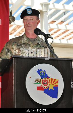 Col. Kirk Gibbs, uscente DEGLI STATI UNITI Esercito di ingegneri di Los Angeles District commander, parla durante un mese di luglio 19 Modifica del comando cerimonia al Fort MacArthur in San Pedro in California. Foto Stock