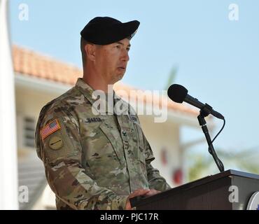 Col. Aaron Barta, incoming U.S. Esercito di ingegneri di Los Angeles District commander, parla durante un mese di luglio 19 Modifica del comando cerimonia al Fort MacArthur in San Pedro in California. Foto Stock