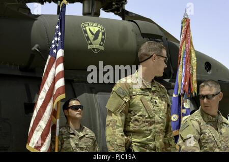 Lt. Col. Nicholas Ploetz e il comando Sgt. Il Mag. Jon Griswold discutere come buona la 101st Airborne Division (Air Assault) patch apparirà sul loro diritto di spalle. Foto Stock