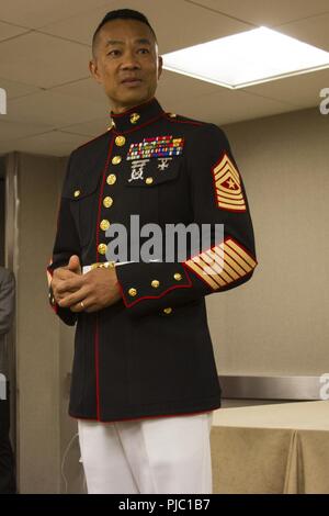 Marine Corps Reclutamento del comando sergente magg. Mike Lanpolsaen parla agli Stati Uniti di Rugby dei membri del team e del personale durante un incontro e saluto l'Hyatt Regency hotel in San Francisco, 19 giugno 2018. Quest'anno, il Marine Corps hanno partecipato alla Coppa del Mondo di Rugby Sevens come parte del suo partenariato con Stati Uniti Rugby. Giocatori di Rugby tendono a condividere il lo spirito di lotta realizzata in Marines e collaborando con USA Rugby, il National Governing Body per lo sport in America, il Marine Corps raggiungerà una ampia sezione trasversale di alta scuola e la collegiata-di età compresa tra i giocatori di rugby come pure un sempre crescente influencer rete di c Foto Stock