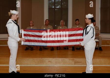 I marinai si dipanano il cerimoniale di bandiera durante il Master Chief di James Baker cerimonia di pensionamento a Marston Pavilion a bordo Marine Corps base Camp Lejeune Luglio 13, 2018. Baker servita 30 anni nella Marina Militare degli Stati Uniti. La sua carriera inclusi quasi due decenni che serve come una speciale anfibio Corpsman ricognizione. Panificio più recente di ruolo è stato il comando Master Chief al Naval Medical Center di Camp Lejeune. Foto Stock