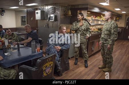 SAN DIEGO (Luglio 13, 2018) Flotta Master Chief Russell Smith visite i capi Mess a bordo della USS New Orleans (LPD 18) per raccogliere il feedback e input su varie questioni mentre si visita San Diego Base Navale. Flotta Master Chief Smith è temporaneamente assumendo i ruoli e le responsabilità del Master Chief Sottufficiali della Marina. Foto Stock