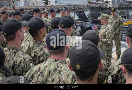 SAN DIEGO (Luglio 13, 2018) Flotta Master Chief Russell Smith visiti l'equipaggio della USS Annapolis (SSN-760) per discutere "Sailor 360" mentre si visita San Diego base navale e le unità circostanti. Flotta Master Chief Smith è temporaneamente assumendo i ruoli e le responsabilità del Master Chief Sottufficiali della Marina. Foto Stock