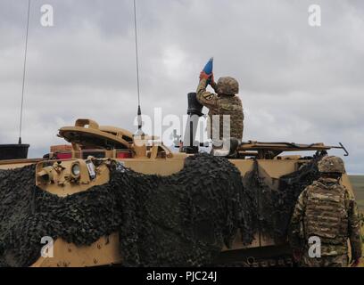 Esercito Pvt. 1. Classe Marcus Escamilla assistant gunner assegnato alla sede centrale e sede società, 2° Battaglione, quinto reggimento di cavalleria, 1° Brigata corazzate contro la squadra, 1° Divisione di cavalleria inserisce un 120 millimetro mortaio round di un poligono di tiro in Smarden, Romania, 19 luglio 2018. Soldati condotta un mortaio live fire formazione e valutazione nel sostegno della Atlantic risolvere, il permanere di un esercizio di formazione tra la NATO e gli Stati Uniti Le forze. Foto Stock