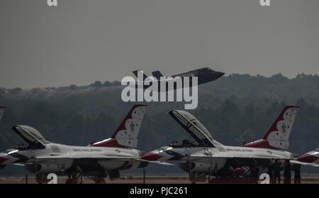 Un F-35un fulmine II assegnati per la XXXIII Fighter Wing decolla Luglio 16, 2018 a Westover riserva d'aria di base, messa. La Grande Nuova Inghilterra aria e Space Show ha celebrato 70 anni di Air Force riserva storia ospitando decine di dimostrazioni e manifestazioni in grado di evidenziare la portata globale di capacità e di superiorità aerea. Foto Stock