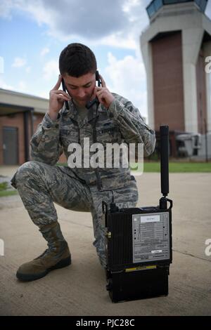 Airman 1. Classe Fabian Vazquez, xiv operazioni squadrone di supporto radar, l'aviosuperficie e sistemi atmosferici (RAW) artigiano, chiamate l'ufficio per testare le apparecchiature radio Luglio 13, 2018 in Columbus Air Force Base, Mississippi. La raw tecnici sostituire, correggere e prevenire problemi in condizioni meteo e di sistemi radio in Columbus AFB. Foto Stock