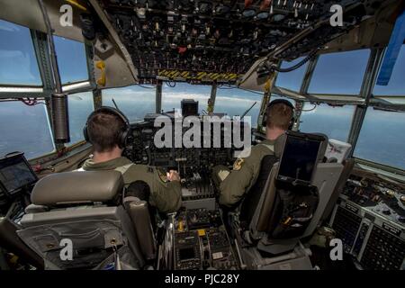 Il cap. Scott Duguay, il comandante e il Mag. John Chrampanis, l'istruttore pilota, sia con la 118a Airlift Squadron, Bradley Air National Guard Base, Connecticut, volare un C-130 Hercules con finti pazienti medicali da Fort McCoy, Wisconsin a Cincinnati Northern Kentucky International Airport durante il Patriot Nord 18 Luglio 18, 2018. Patriot è un nazionale di operazioni di disaster-risposta esercizio di formazione condotta dalla Guardia Nazionale di unità di lavoro federali, statali e locali di gestione delle emergenze le agenzie e i soccorritori. Foto Stock