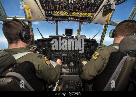 Il cap. Scott Duguay, il comandante e il Mag. John Chrampanis, l'istruttore pilota, sia con la 118a Airlift Squadron, Bradley Air National Guard Base, Connecticut, volare un C-130 Hercules con finti pazienti medicali da Fort McCoy, Wisconsin a Cincinnati Northern Kentucky International Airport durante il Patriot Nord 18 Luglio 18, 2018. Patriot è un nazionale di operazioni di disaster-risposta esercizio di formazione condotta dalla Guardia Nazionale di unità di lavoro federali, statali e locali di gestione delle emergenze le agenzie e i soccorritori. Foto Stock