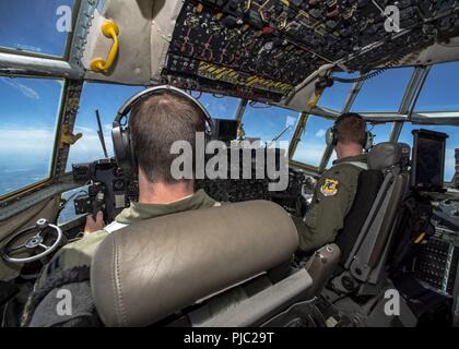 Il cap. Scott Duguay, il comandante e il Mag. John Chrampanis, l'istruttore pilota, sia con la 118a Airlift Squadron, Bradley Air National Guard Base, Connecticut, volare un C-130 Hercules con finti pazienti medicali da Fort McCoy, Wisconsin a Cincinnati Northern Kentucky International Airport durante il Patriot Nord 18 Luglio 18, 2018. Patriot è un nazionale di operazioni di disaster-risposta esercizio di formazione condotta dalla Guardia Nazionale di unità di lavoro federali, statali e locali di gestione delle emergenze le agenzie e i soccorritori. Foto Stock