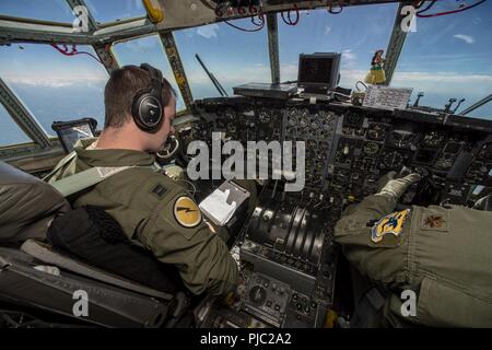 Il cap. Scott Duguay, il comandante e il Mag. John Chrampanis, l'istruttore pilota, sia con la 118a Airlift Squadron, Bradley Air National Guard Base, Connecticut, volare un C-130 Hercules con finti pazienti medicali da Fort McCoy, Wisconsin a Cincinnati Northern Kentucky International Airport durante il Patriot Nord 18 Luglio 18, 2018. Patriot è un nazionale di operazioni di disaster-risposta esercizio di formazione condotta dalla Guardia Nazionale di unità di lavoro federali, statali e locali di gestione delle emergenze le agenzie e i soccorritori. Foto Stock