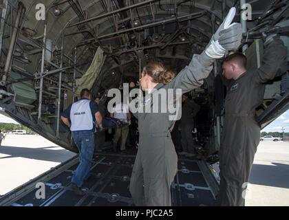 1Lt. Rachel verso sud, un istituto di medicina aeronautica infermiera di evacuazione con la 142squadrone di medicina aeronautica, New Castle Air National Guard Base, Delaware, dà istruzioni sul caricamento di un C-130 Hercules con pazienti medicali come parte del patriota nord 18 Esercizio a Cincinnati Northern Kentucky International Airport, 18 luglio 2018. Patriot è un nazionale di operazioni di disaster-risposta esercizio di formazione condotta dalla Guardia Nazionale di unità di lavoro federali, statali e locali di gestione delle emergenze le agenzie e i soccorritori. Foto Stock