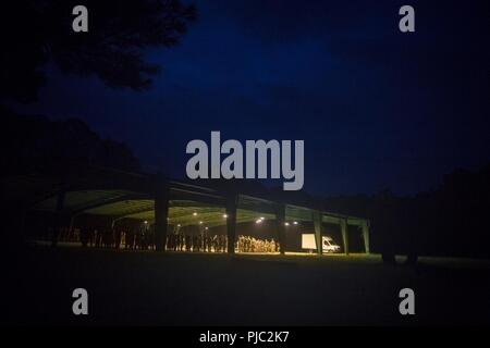 Reclute della società Eco, 2a reclutare battaglione di formazione, per preparare il corpo e sparring pugil bastoni in campo pagina Luglio 20, 2018 durante il crogiolo su Parris Island, S.C. Il crogiolo è la 54 Ore di evento culminante del Marine Corps reclutamento di formazione. Durante questo tempo, reclute sono spesso spinti oltre i loro limiti fisici e mentali come raggiungere verso il titolo di Marine. Società di Echo è programmato per laurearsi il Agosto 3, 2018. Parris Island è stato il sito di Marine Corps reclutamento di formazione poiché nov. 1, 1915. Oggi, circa 19.000 reclute venite a Parris Island annualmente per la possibilità di Foto Stock