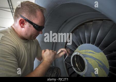 Tech. Sgt. Chris Thiel, 74a manutenzione aeromobili unità (AMU) propulsione aerospaziale artigiano, svita il filatore in avanti di un Turbo-Fan (TF)-34 motore, luglio 17, 2018 a Moody Air Force Base, Ga. Avieri dal 74AMU giocare una parte nella manutenzione e della Air Force operativa più grande A-10 fighter group. I manutentori dal 74AMU compiuta una riparazione su un TF-34 motore in 48 ore di funzionamento. Foto Stock