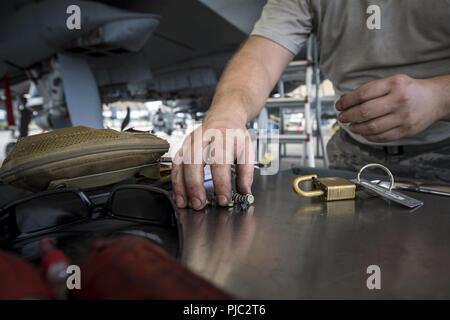 Tech. Sgt. Chris Thiel, 74a manutenzione aeromobili unità (AMU) propulsione aerospaziale artigiano, afferra le viti fuori una tabella, luglio 17, 2018 a Moody Air Force Base, Ga. Avieri dal 74AMU giocare una parte nella manutenzione e della Air Force operativa più grande A-10C Thunderbolt II gruppo caccia. I manutentori dal 74AMU compiuta una riparazione su un Turbo-Fan-34 motore in 48 ore di funzionamento. Foto Stock