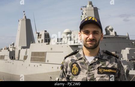 BASE COMUNE DI PEARL HARBOR-HICKAM, Hawaii (Luglio 16, 2018) Royal Australian Navy marinaio leader Daniel Zimmerman, combinata Task Force 176, sul ponte di volo l'assalto anfibio nave USS Bonhomme Richard (LHD 6) durante l'Orlo del Pacifico (RIMPAC) esercizio su base comune Harbor-Hickam perla, Hawaii, 16 luglio 2018. RIMPAC fornisce un elevato valore di formazione per attività organizzata, altamente capace Air-Ground Marine Task Force e migliora la crisi critica la capacità di risposta degli Stati Uniti Marines nel Pacifico. Venticinque nazioni, 46 navi, cinque sommergibili e più di 200 aerei e 25.000 personale sono p Foto Stock