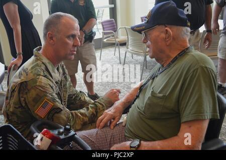 Il comando Sgt. Il Mag. Rick Megaloff, membro del comando Sergente Maggiore, Arkansas Guardia nazionale, parla con Master in pensione Sgt. Denman Wolfe durante il "Ranger prima colazione", in Arkansas veterani Home in North Little Rock, Arkansas, luglio 18, 2018. Foto Stock