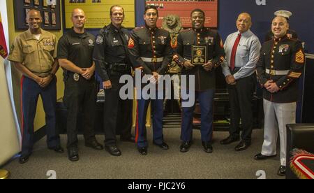 Reclutatori marino con stazione di reclutamento Phoenix ricevuto una placca dalla Mesa dipartimento di polizia per il loro sostegno nei loro programmi a favore dei giovani sulla luglio 19, 2018 in Mesa, AZ. I marines supportati i dipartimenti di polizia della Gioventù Leadership Academy e la gioventù accademia di polizia. Foto Stock