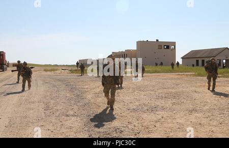 Stati Uniti Paracadutisti dell'esercito dalla sede centrale e sede società, 2° Battaglione, 504th Parachute Reggimento di Fanteria, 1° Brigata Team di combattimento, ottantaduesima Airborne Division, spostare in una formazione a cuneo al loro obiettivo durante l'operazione tempesta del diavolo, a Holland nella zona di caduta sulla Fort Bragg, North Carolina, luglio 19, 2018. Operazione Tempesta diavolo esercitato il gruppo nella sua capacità di combattere e vincere ovunque con breve preavviso. Foto Stock