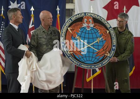 Stati Uniti Air Force gen. Jay Raymond, comandante della Air Force Space Command e forza comune componente spaziale, U.S. Comando Strategico (secondo da destra), svela la nuova guarnizione del combinato operazioni nello spazio centro (CSpOC) alla base aerea di Vandenberg, California, 18 luglio 2018. Royal Australian Air Force Air Commodore Terry van Haren, RAAF Air Attaché (Washington) (sinistra), Royal Canadian Air Force Brig. Gen. Kevin Balena, RCAF Direttore Generale e componente Commander - Spazio (secondo da destra), e Royal Air Force Air Commodore Richard moiré, RAF Battlespace gestione Comandante della forza (non illustrato) j Foto Stock