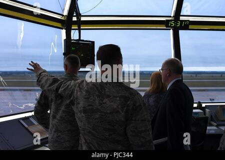 Dominic Pohl, XXV Air Force direttore esecutivo, destra, osserva la base la geografia e la linea di volo attraverso il controllo del traffico aereo tower windows Luglio 20, 2018 il Grand Forks Air Force Base in North Dakota. I controllori del traffico aereo hanno condiviso le loro operazioni quotidiane con Pohl, illustrando il loro modo di gestire lo spazio aereo e comunicare con aeromobili. Foto Stock