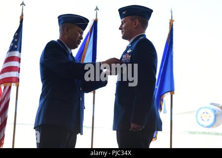 Stati Uniti Air Force Lt. Gen. Giovanni Tuck, XVIII Air Force commander, presenta U.S. Air Force Col. Darren Cole con la legione di merito durante un cambio del comando cerimonia alla base comuneGuire-Dix Mc-Lakehurst, N.J. Luglio 19, 2018. La legione di merito è presentato per eccezionalmente meritorio il comportamento in prestazioni di servizi eccezionali e i risultati conseguiti. Foto Stock