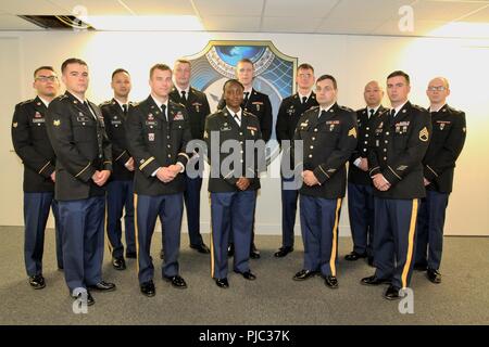 FORT GEORGE G. MEADE, Md. - Il 780th Intelligenza militare (MI) Brigata (Cyber) ha stretto una collaborazione con l'Università del Maryland Baltimore College (UMBC) Centro di Formazione per la progettazione di un attrezzo sviluppatori Corso di qualificazione (TDQC) che produce programmatori di computer per gli Stati Uniti Esercito e la quarta classe laureato il 13 Luglio presso il teatro post. Foto Stock