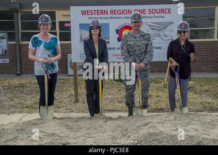 L'aiutante generale del Colorado e Direttore Esecutivo del Colorado Divisione dei militari e degli Affari dei Veterani di Air Force Il Mag. Gen. Michael Loh e membri del Gov. John Hickenlooper personale della massa di rottura in corrispondenza del sito della futura Regione Occidentale OneSource Luglio 20, 2018. Foto Stock